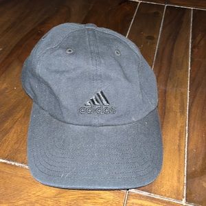 Adidas black hat with logo adjustable straps
